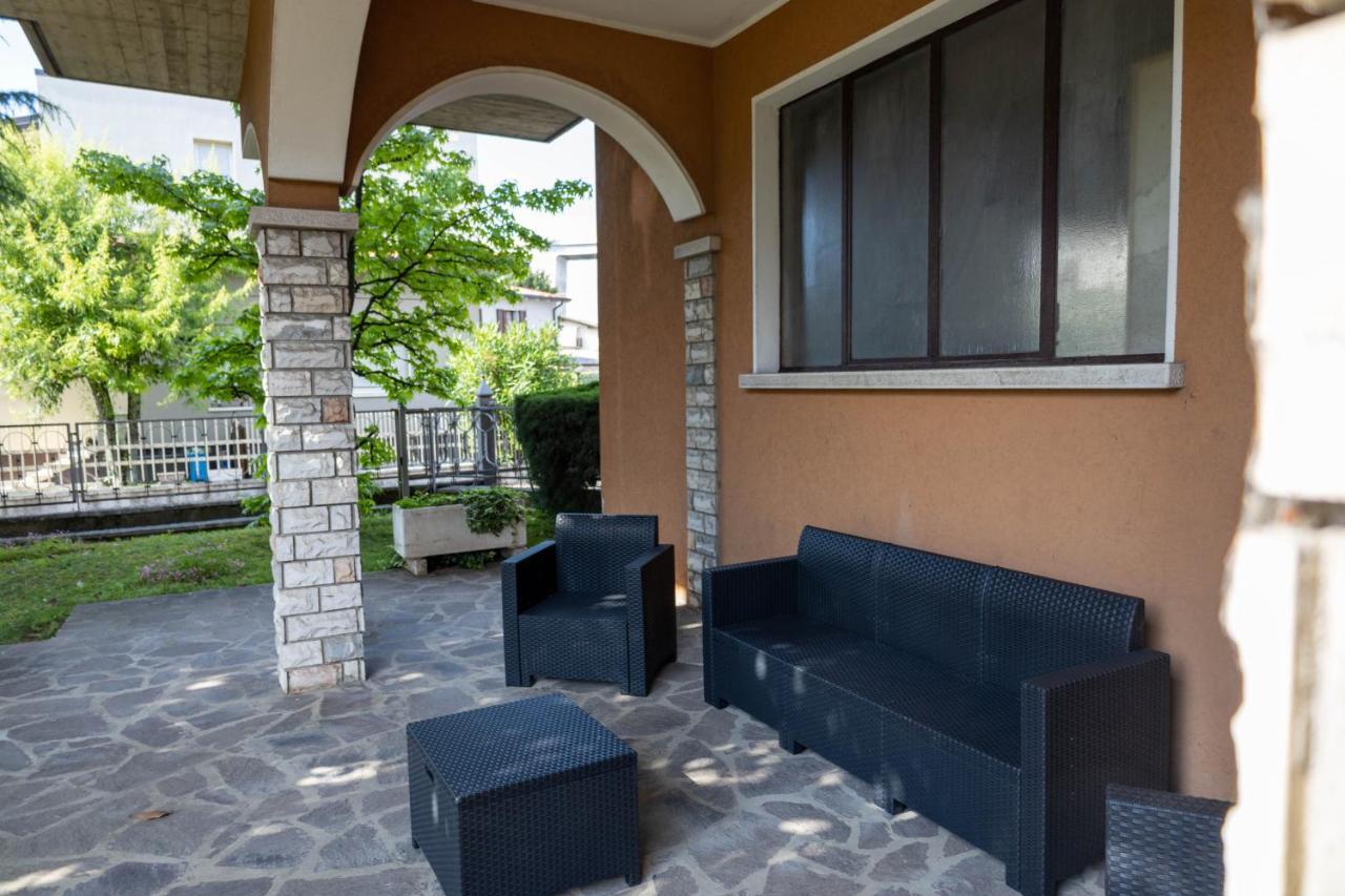 Casa Mercedes Villa เดเซนซาโนเดลการ์ดา ภายนอก รูปภาพ